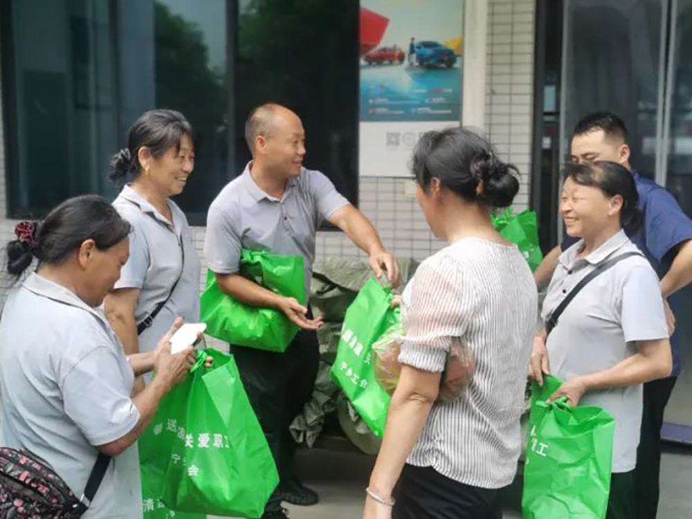寧鄉市總工會“暑送清涼”關愛職工活動走進萬鑫精工